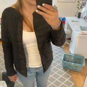 Uniqlo jacka - Svart uniqlo jacka⭐️jättefint skick, litet klistrigt märke på insidan som syns på sista bilden. Storlek L men passar S och M⭐️