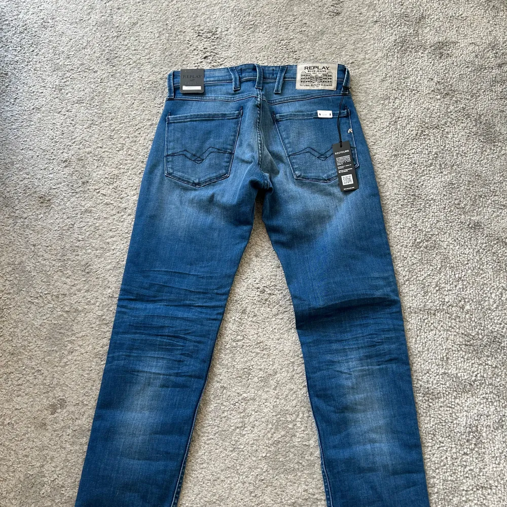 Säljer ett par snygga blå jeans från Replay, modell Anbass.Är i nyskick med tags kvar. Perfekta för både vardag och fest! Skick 10/10 : Retail 1700kr Pris kan diskuteras!. Jeans & Byxor.