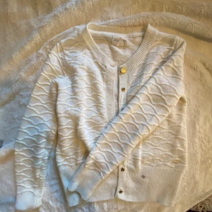 Kofta från lindex  - Säljer en kofta från lindex i fint skick. Pris kan diskuteras, kontakta mig om ni har några frågor!!🪩🍂🫶🏽