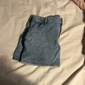 Hm jeans kjol - Hej här så säljer jag en jeans kjol från hm som är i storlek 42 och hoppas att den kommer att få en ny ägare snart ❤️och för låt för att jag inte är så bra på att ta bilder 