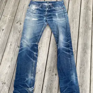 Säljer nu mina A.P.C new standard jeans. Storlek: 29. Skick: 10/10. Tveka inte på att höra av er om ni har några frågor eller funderingar!