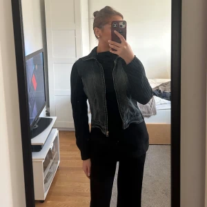 Jeans jacka med tyg ärmar  - Säljer min jeans jacka med svart tyg på armar och rygg. Oskänt märke då de inte står någon storlek på den heller men gissar på att de är storlek S. Den är i fint skick fortfarande.💗