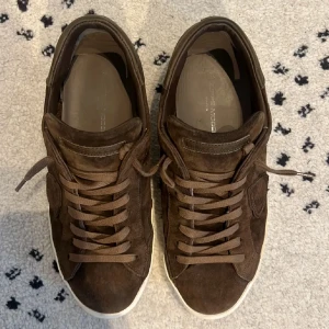 Philippe model skor Pris kan diskuteras - Tjena! Säljer nu ett par as feta model skor! Skick 8/10 inga defekter ingenting,nypris på dessa ligger runt 3800kr, mitt pris 2399kr men går självklart att diskuteras, storlek 41 men passar även 42 tar även emot byten!!!