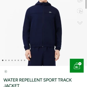 Regnjacka  - Detta är en regnjacka i extrem bra kvalite. Helt ny bara använt 3 gånger eftersom jag vill köpa en ny.