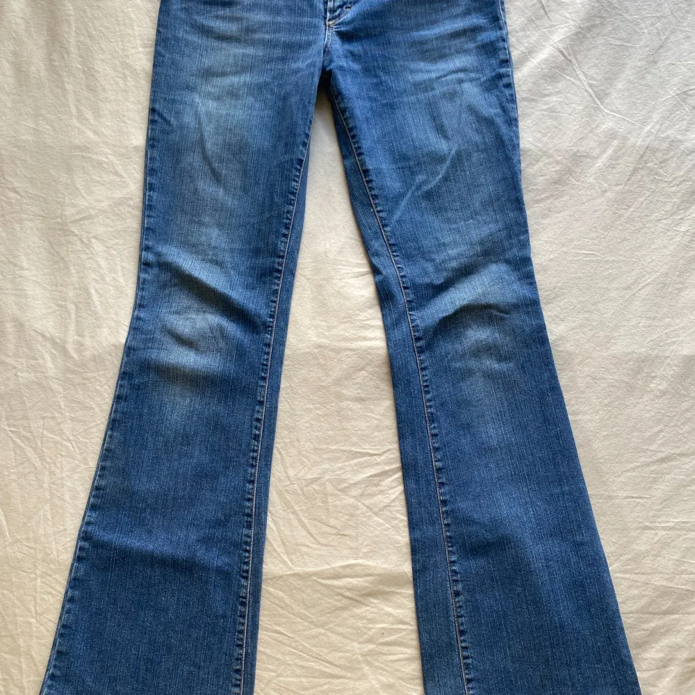 Lågmidajde bootcut jeans från dolce & gabbana storlek w31 passar en L bra skick.  Midjemått: 39 cm  Innerbenslängd: 83cm  Ytterbenslängd: 104cm  Y2k vintage fairy Coquette . Jeans & Byxor.