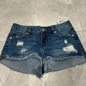 Säljer dessa jeans shorts i stl Xxs står de men jag skulle mer säga att de är stl xs-S - Jätte snygga! Säljer för 130kr