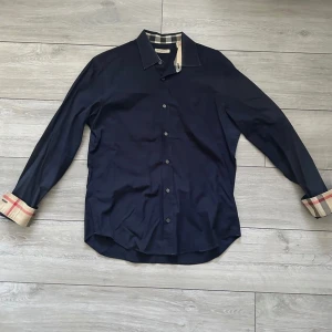  burberry skjorta - Säljer denna burberry skjorta 8/10 skick riktigt skön å snygg🙂