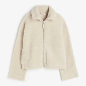 Beige teddyjacka med dragkedja - Mysig beige teddyjacka som är perfekt för kyliga dagar. Den har en dragkedja framtill och långa ärmar. Jackan är supermjuk och ger en avslappnad look. Perfekt för höst och vinter! Den är stor i storleken 