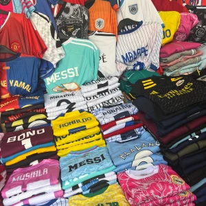 Sporttröjor - Sporttröjor för vilket lag du gillar och vilken spelare som helst Vi kan också skriva ditt namn på tröjan. Allt du behöver göra är att berätta vilken storlek och namnet på laget du vill ha, även för barn som är sex månader och äldre.