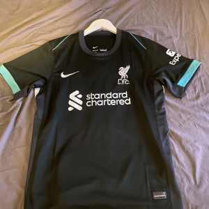 Liverpool tröja - Snygg Liverpool tröja i mycket bra skick aldrig använd. Alexander Arnold på ryggen. Priset är inte hugget i sten 