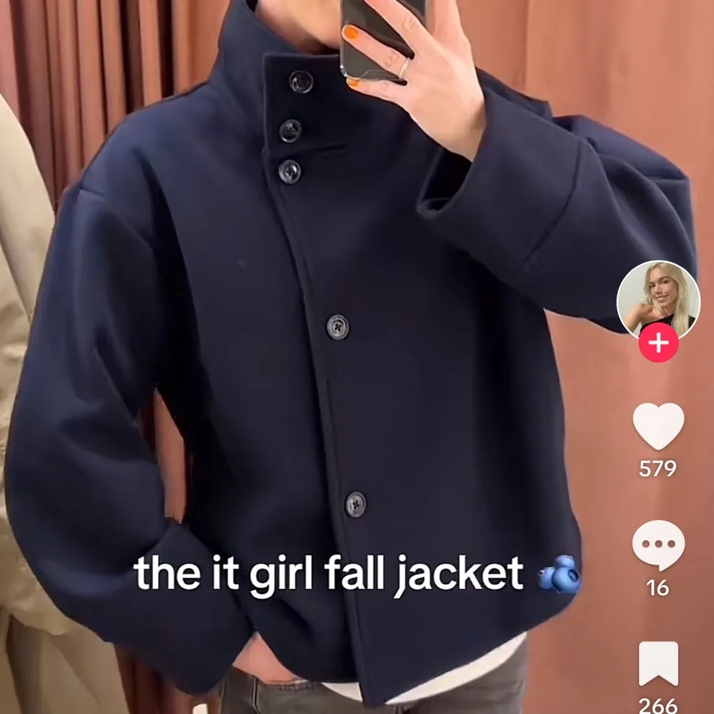 Supermysig och fin nyköpt kappa från Gina tricot ”short felt jacket” i svart. Aldrig använd pga fel storlek. Nypris 600kr mitt pris 400kr❤️ ( blå på 3 av bilderna men jag säljer en svart) 💗. Jackor.