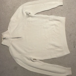 Vit tröja - Vit tröja från Zara  Skick 9/10