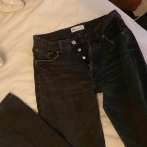 Zara jeans - Snygga svarta jeans från zara, straight modell, använt fåtal gånger💕