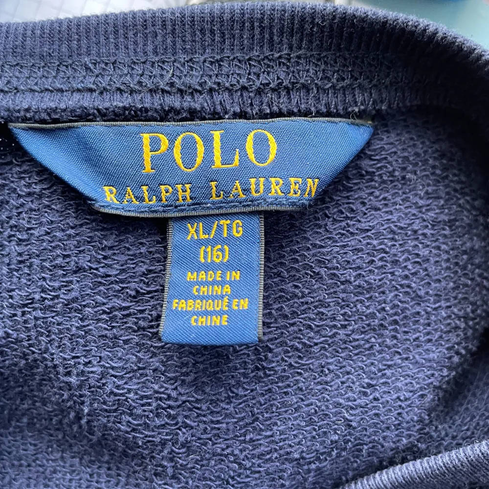 Stilig Polo Ralph Lauren tröja som egentligen är barn strl xl men passar enkelt xs. Är ganska gammal så säljer billigt!!!. Tröjor & Koftor.