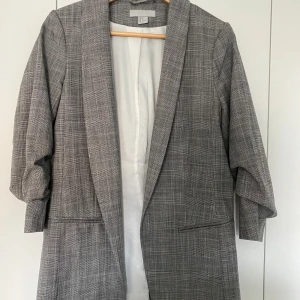 Kavaj HM - Grå rutig kavaj med trekvarts ärm från HM,  stl 36,  sparsamt använd: 150kr