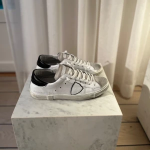 Philippe model skor - Philippe model skor | Skick 10/10 ( Endast testade ) | EU 43 | Box, dustbag medföljer! | Pris: 2699kr | Hör av dig vid minsta fråga eller fundering! OBS: slitningarna tillhör modellen! 