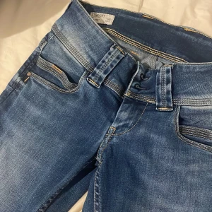 Lowaist straight mörkblåa jeans - Helt nya, mörkblåa och lågmidjade. 
