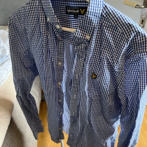 Skjorta lylescott - Fin skjorta från lyle scott. Storlek medium. I bra skick. 