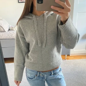 Stickad hoodie - Stickad hoodie från Zara. Köpt förra vintern🥰🥰Lånad bild!! 💞