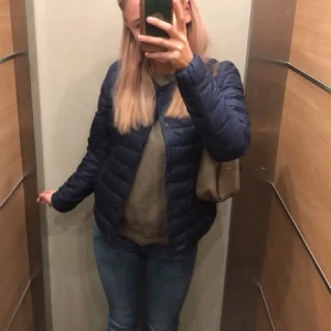 Uniqlo jacka - En mörkblå skit snygg uniqlo jacka💞ny pris 600 kr