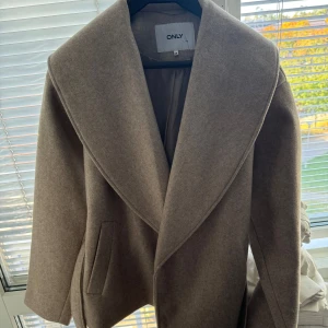 Säljer min kappa  - Knappt använd inga spår på användning nyskick i stl XS
