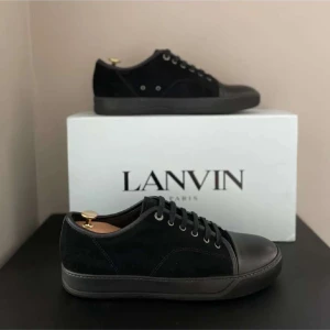 Lanvin - Lanvin skor i mycket bra skick! Storlek 42 men passar även 41 bra! Pris kan diskuteras vid snabb affär! Självklart äkta box följer med!