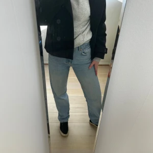 Blå jeans från Gina! - Jätte fina ljusblå jeans!  Använda en del men i jätte fint skick! 🤩 Personen på bilder är 170 cm! 