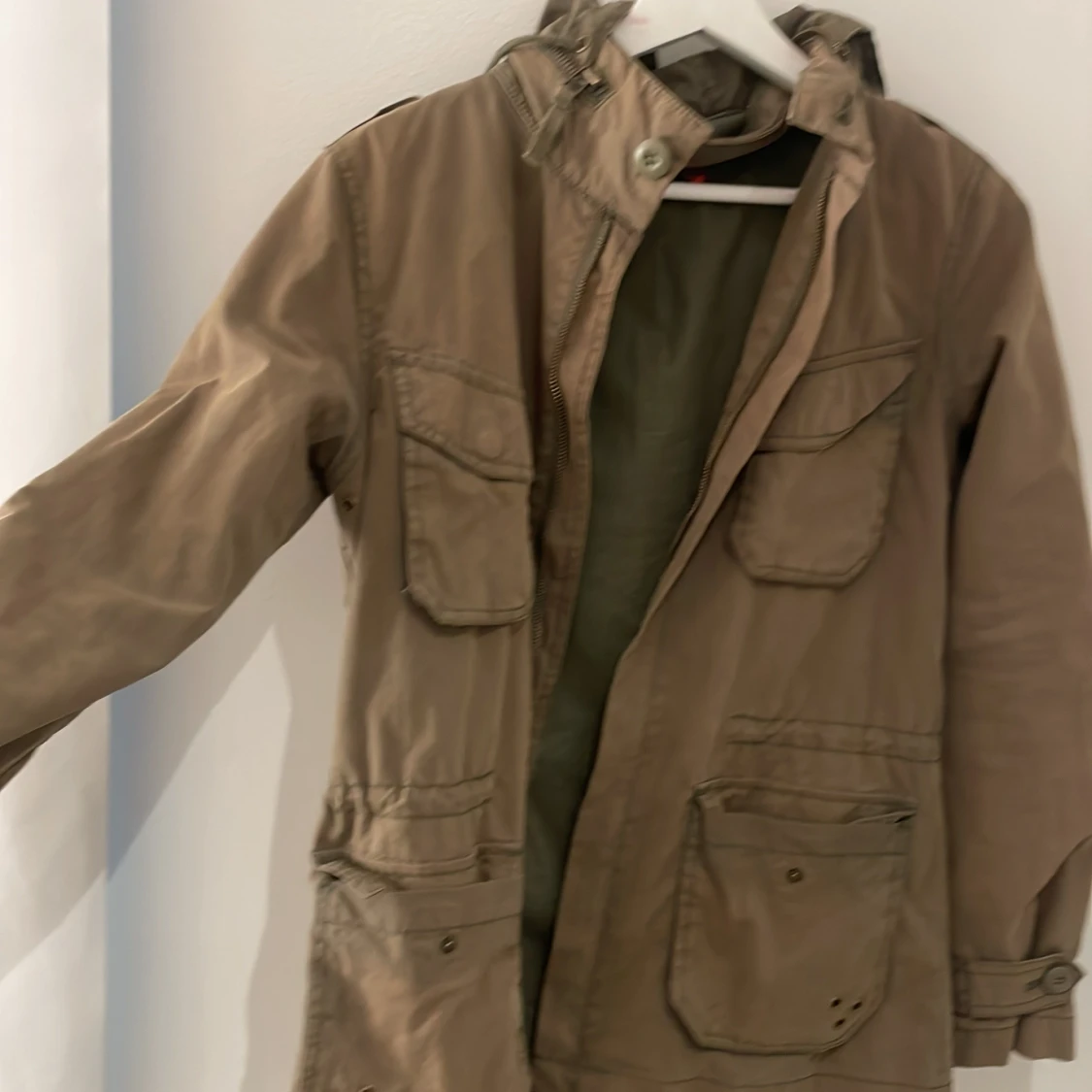 säljer denna militär jackan  - 90