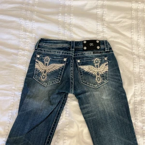 Lågmidjade Miss me jeans - Säljer dessa ursnygga MissMe jeansen med så coola fickor 😍😩 Kommer tyvärr inte till så mycket användning längre. De är vintage och lågmidjade, passar mig som är 170 cm. Storlek 27 vilket motsvarar ungefär 36. Skriv vid frågor 🌸🫶