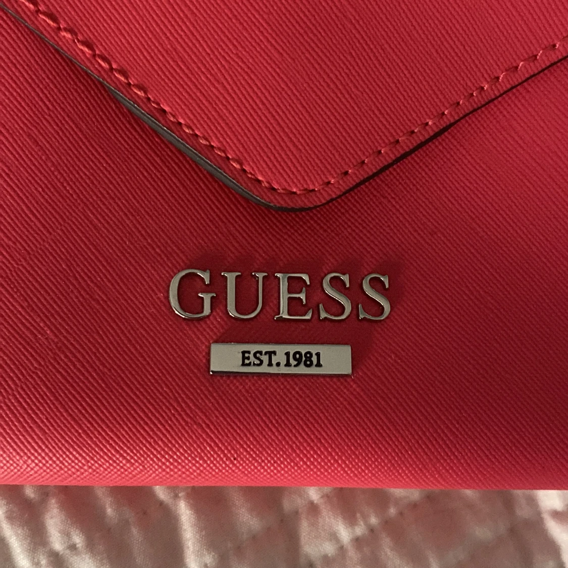 Röd kuvertväska från Guess - 91