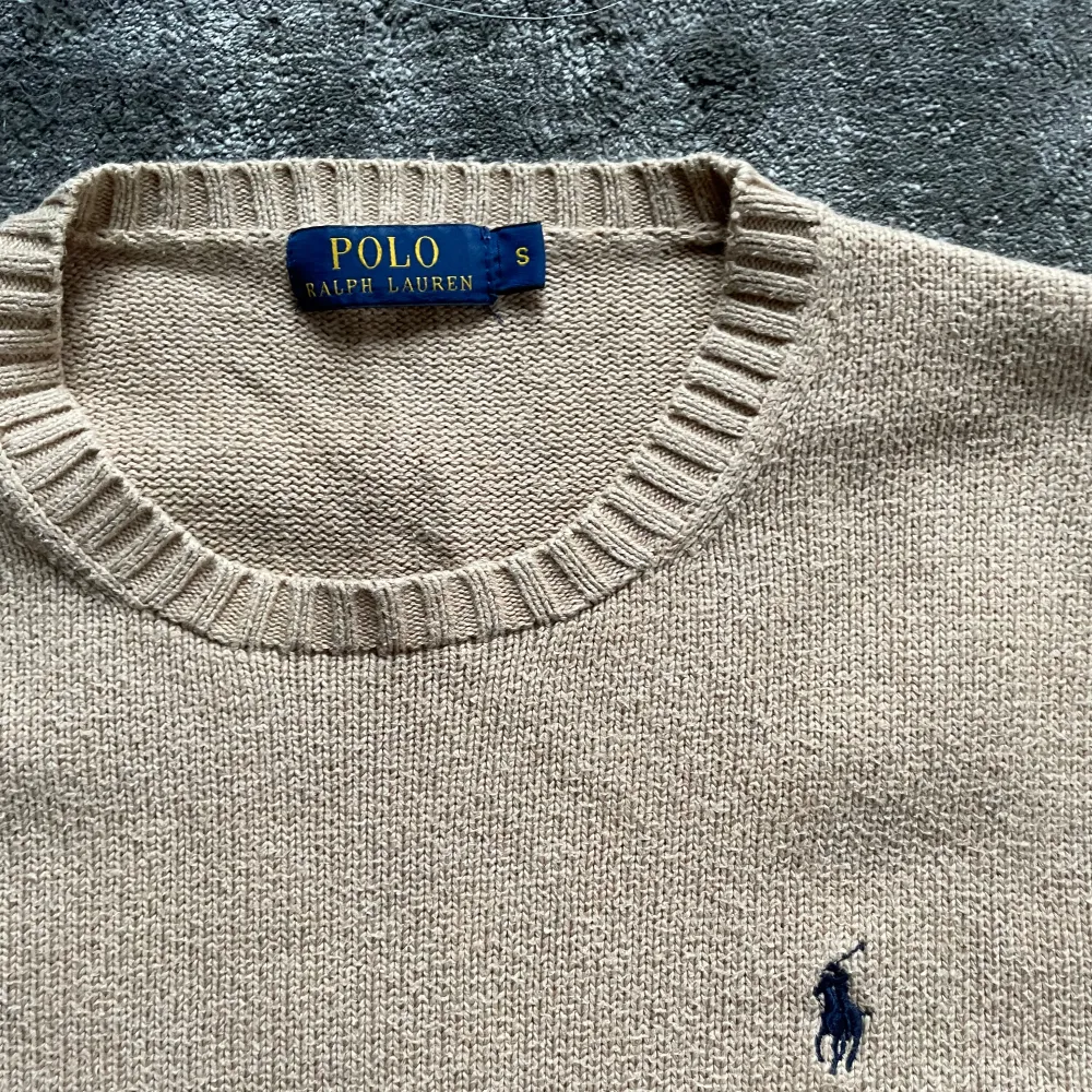 Säljer snygg brun/beige Ralph lauren tröja i storlek S. Väldigt bra skick och självklart äkta. Har mått i bild så ni kan se hemma hur den passar. Tröjor & Koftor.