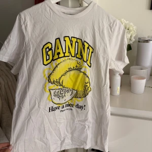 Ganni t shirt  - jätte fin men tyvärr inte använts tillräckligt. 