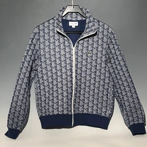 Lacoste monogram zip hoodie - Säljer en snygg blå/navy monogram zip från lacoste. Sparsamt använd i mycket bra skick. Storleken hamnar mellan s och m. Mer blå i person än vad som syns i bilderna. Bästa colorway och bäst pris på plick just nu. Nypris ca 2300 kr. Tveka inte på att höra av dig.