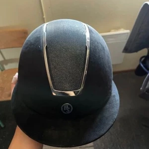 Hansbo Sport ridhjälm  - Ridhjälm från Hansbo Sport. Aldrig använd utan endast testad två gånger. Storlek S 52-54 o justerbar att göra större eller mindre. 