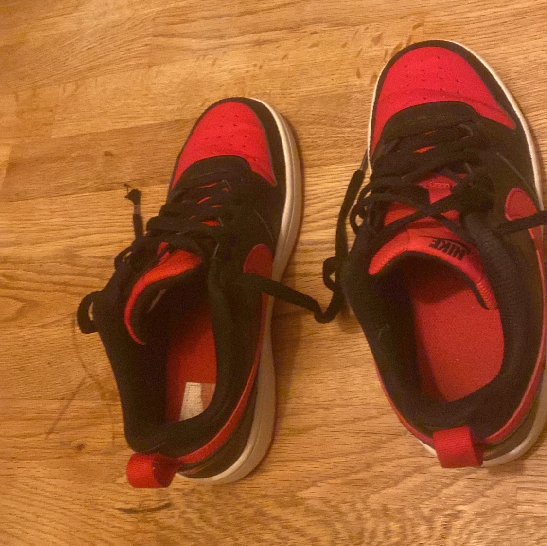 Nike sneakers i rött och svart - 2