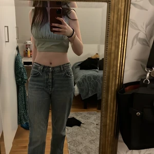 Grön croppad topp från Shein - Säljer en snygg grön croppad topp från Shein. Toppen är ribbad i mitten och har breda axelband💕