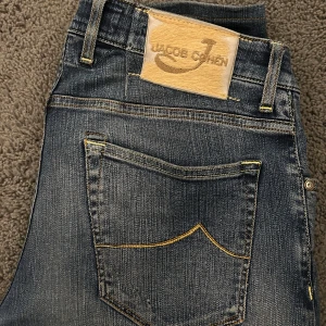Jacob Cohen Jeans  - Säljer dessa skit snygga Jacob Cohën jeansen som är i ett grymt skick.Storlek W35 men sitter som W33-32, passar dig som är runt 180-190. Modellen är Nick.Nypris runt 6000 kr mitt pris endast 999, Hör av dig vid minsta lilla fundering! 