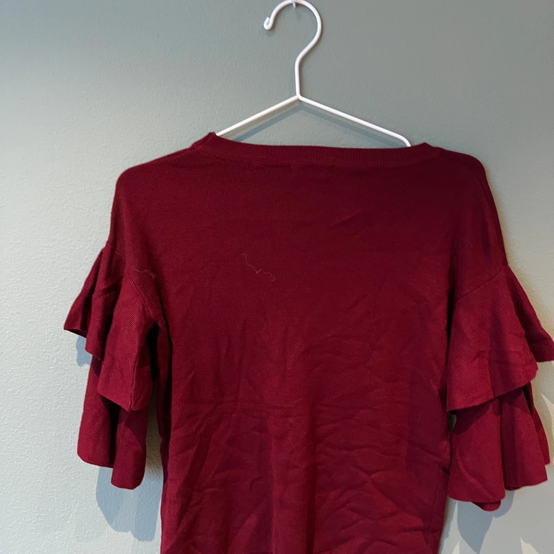Vinröd tröja med volangärmar från Moewy - 2
