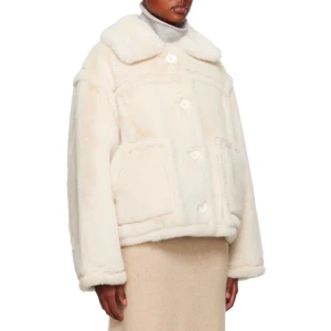 Jacka STAND STUDIO - Säljer en supermjuk och fluffig beige pälsjacka med stora knappar framtill, såklart i fuskpäls, men av hög kvalitet. Jackan har en oversized passform. Nyskick, inga anmärkningar. Ordinarie pris 5500kr. 