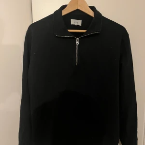 Mörkblå halv zip - Snygg mörkblå halv-zip från Blaw. Köpt i Spanien  för ca 1400kr