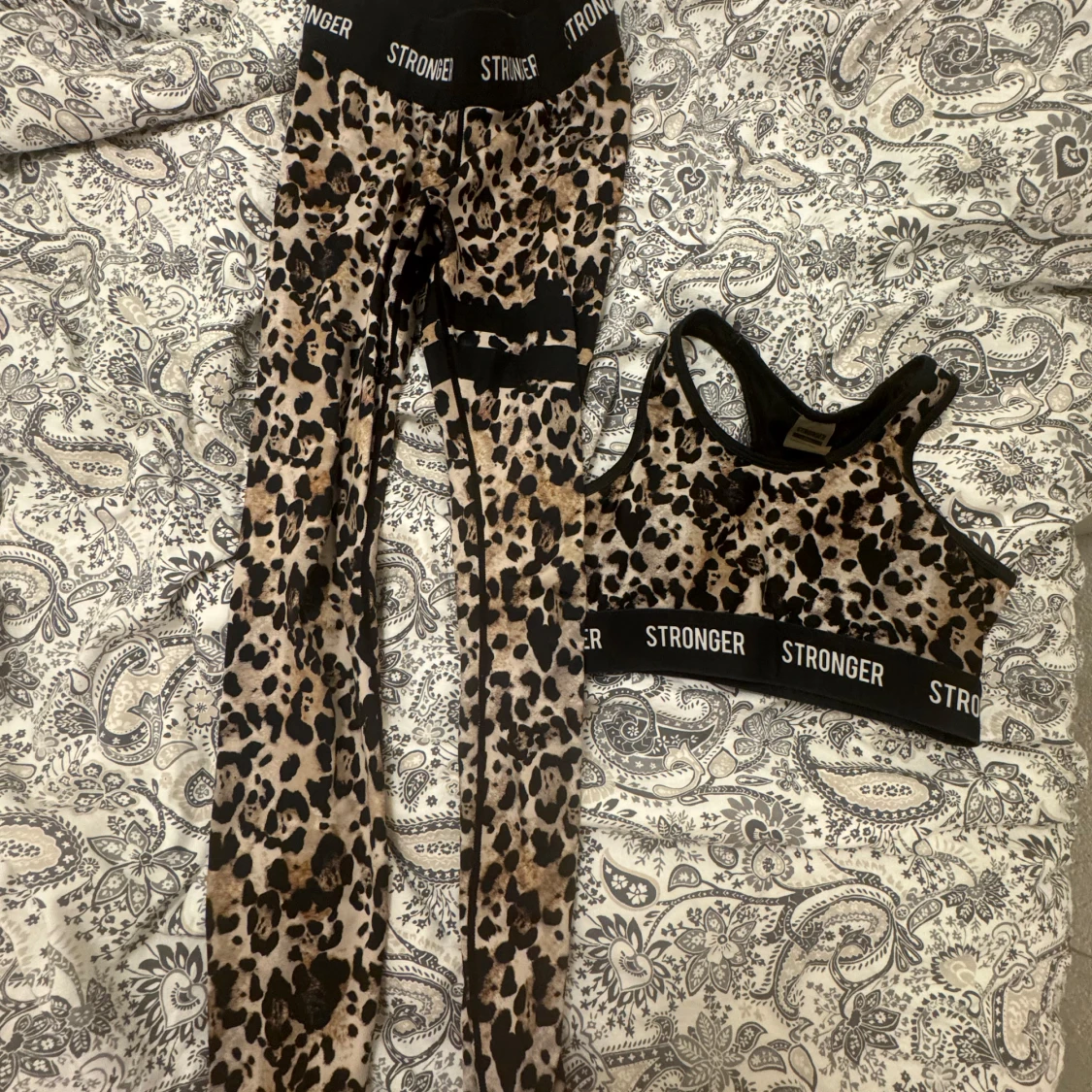 Leopardmönstrade leggings från Stronger