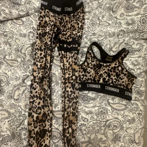 Leopardmönstrade leggings från Stronger - Leopardmönstrade träningstights och sportbh från stronger. Jättefint skick och inte alls mycket andvänt.  