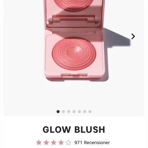 Glow Blush Wild Strawberry från CAIA - Säljer min glow blush från Caia. Jag fick den när jag fyllde år men gillade den it så mycket. Den är lite använd (bara testad) färg wild strawberry💕💕