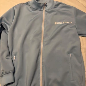 Palm angels tröja - Hej säljer nu denna hoodie ifrån palm angels. Den är i storlek S men passar M. Har även byxor till skriv gärna om ni är intresserade, priset är inte hugget i sten. (Byxorna är inte i lika bra skick) skulle säga att denna tröjan är i bra skick (8/10) MVH LuxeNest💸