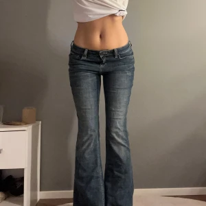 snygga lowaist jeans💞 - Säljer mina fina holister jeans! Jeansen är i nyskick och nästan aldrig använda😇