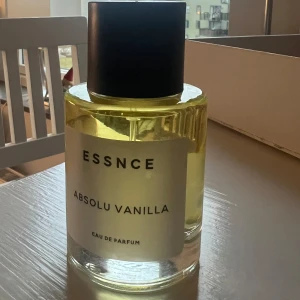 Essnce Absolu Vanilla Eau de Parfum - Upptäck Essnce Absolu Vanilla, en Eau de Parfum med en rik och krämig vaniljdoft. Perfekt för dig som älskar varma och söta dofter. Test sprutat den en gång men tyckte inte att den passar mig