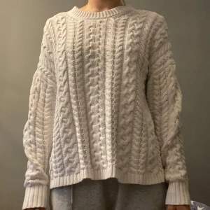 Stickad tröja  - Säljer en skön och fin vit stickad tröja! Jättebra till både vinter då de är lite kallt men även till sommarkvällarna!