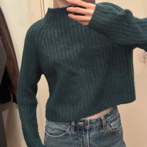 Grön stickad Monki tröja - Tjocktröja från Monki. Storlek M men skulle säga att den är som en S!!🩷🩷