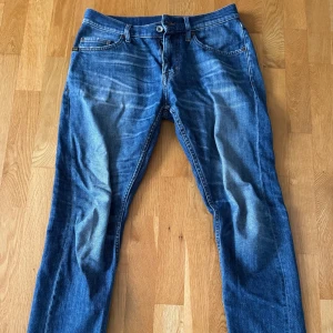 Tiger of Sweden, Pistolero - Snygga blå jeans från Tiger of Sweden med en klassisk straight fit. De har en knappgylf och femficksdesign. OBS! Slitningarna ska vara där!