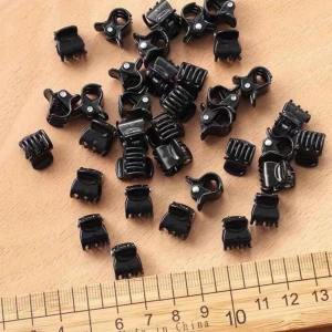 Svarta små hårklämmor  - Säljer svarta små klämmor till håret, aldrig använda